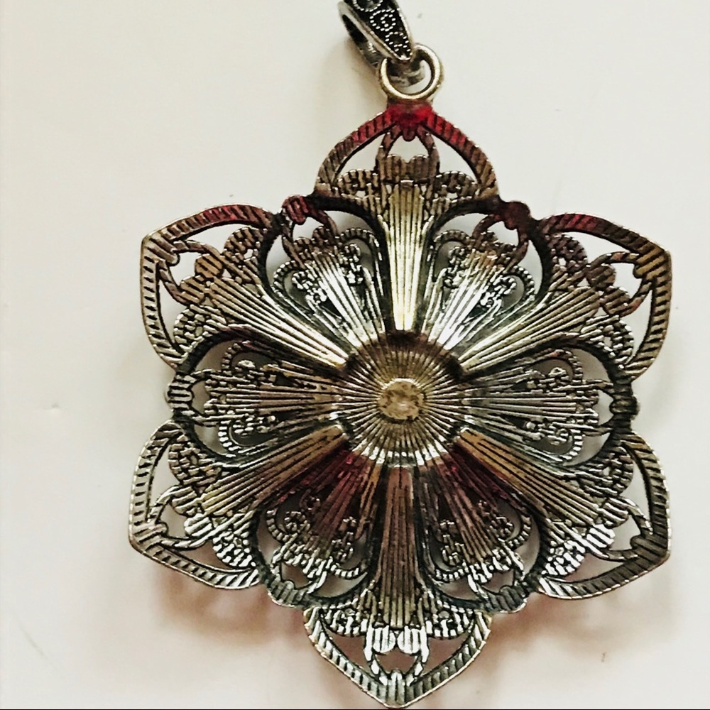 Flower pendant - Picture 2 of 3